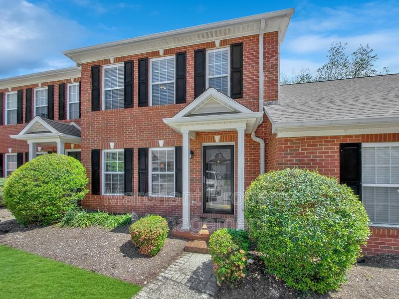 215 Rexford Dr - Photo 3 of 27