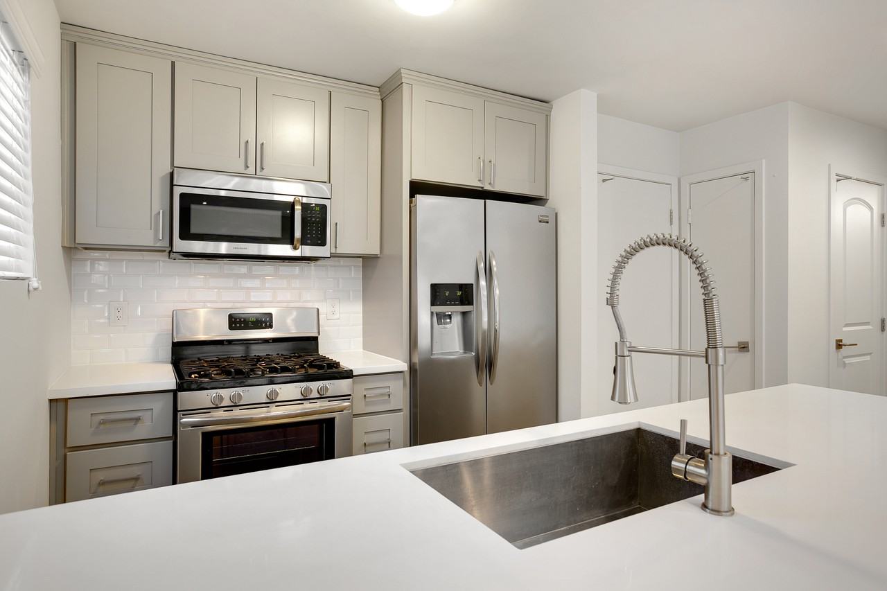 4053 West 23rd Street #F - Photo 2 of 9