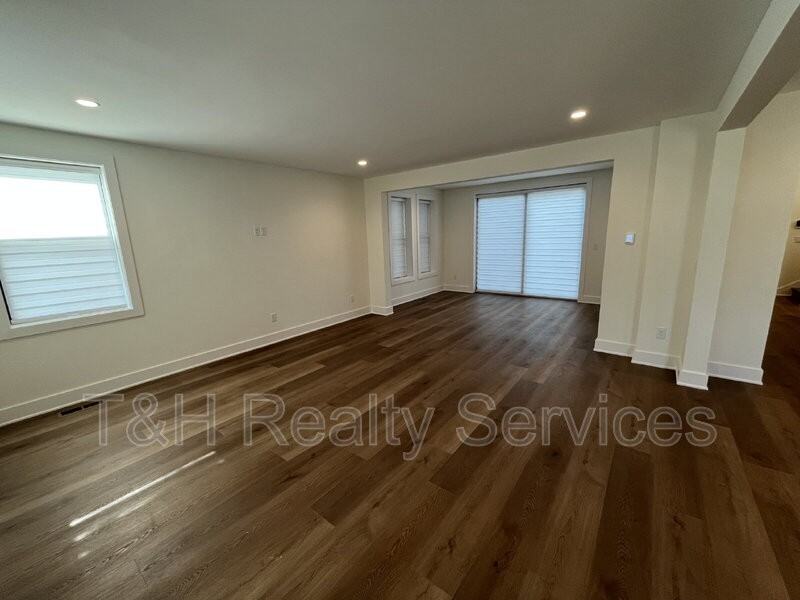 818 Union St - Photo 4 of 25