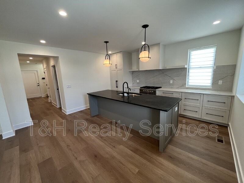 818 Union St - Photo 6 of 25