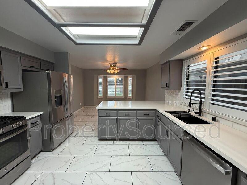 428 Phoenix Ave - Photo 4 of 50