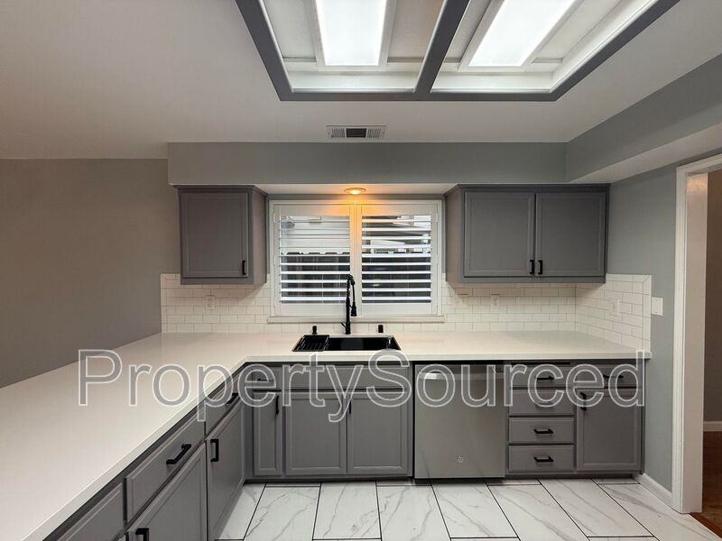 428 Phoenix Ave - Photo 5 of 50