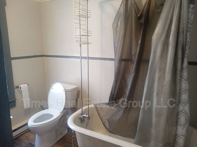 206 W Railroad St - Photo 3 of 20