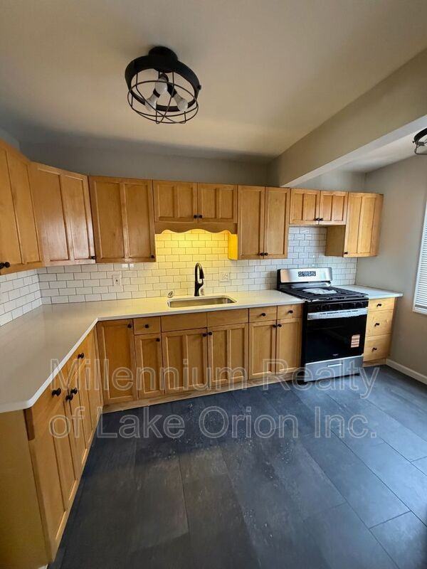 635 3rd Ave - Photo 3 of 13