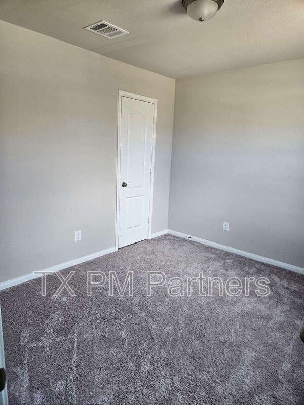 940 21st St - Photo 2 of 6