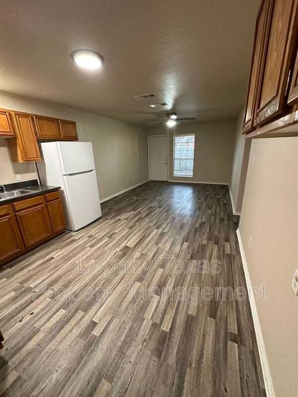 404 S Anglin St #A - Photo 3 of 16