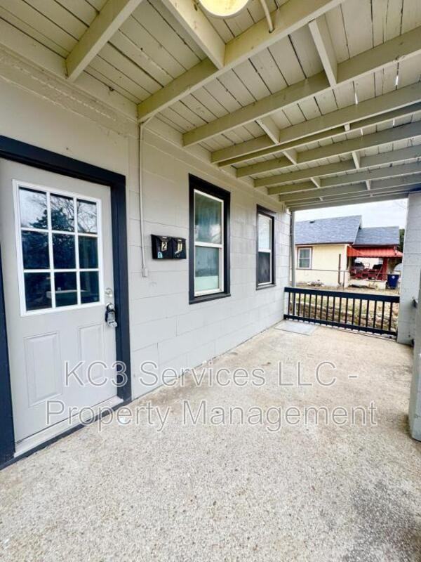 129 Brooklyn Ave - Photo 4 of 16