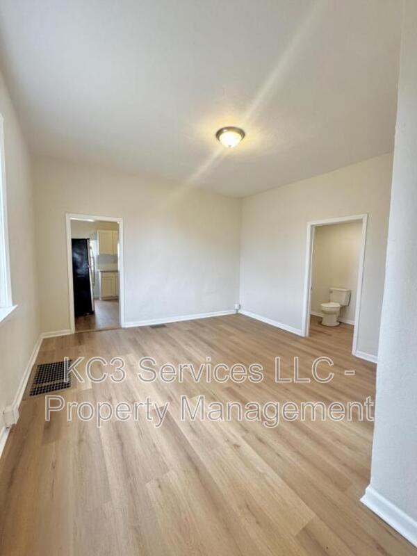 129 Brooklyn Ave - Photo 7 of 16