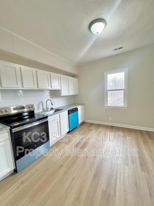 129 Brooklyn Ave - Photo 7 of 18
