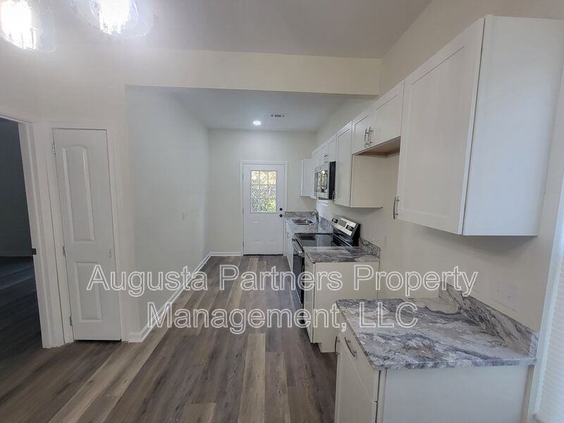 2122 Circular Dr #A - Photo 4 of 13