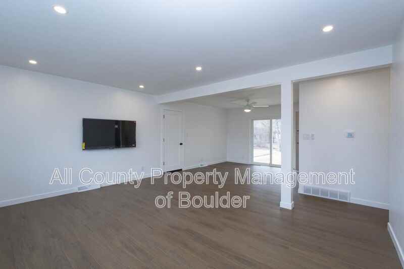 865 38th St - Photo 4 of 16