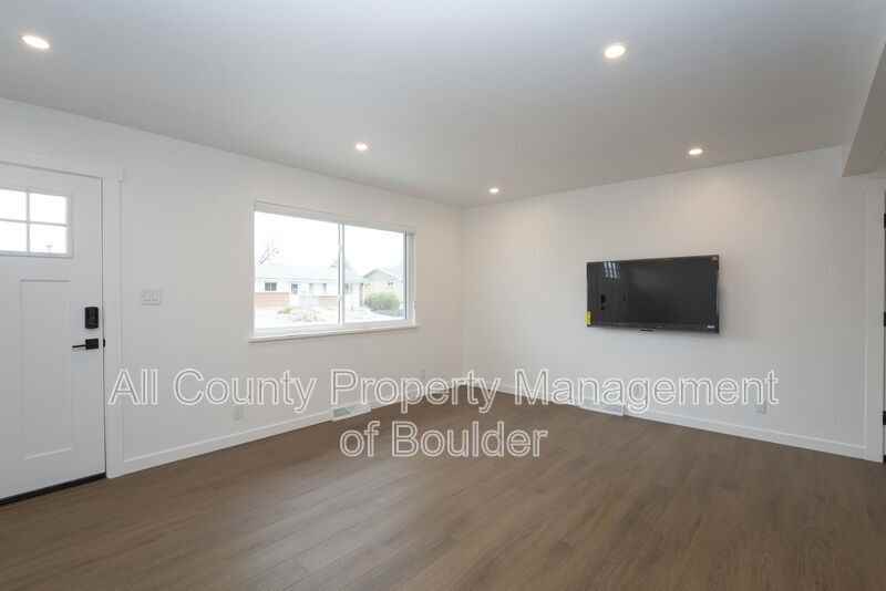 865 38th St - Photo 6 of 16