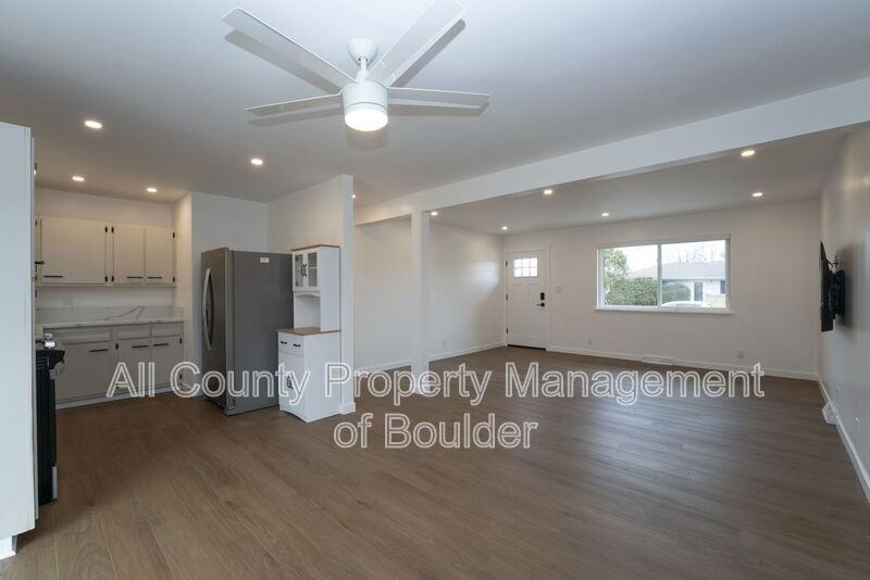 865 38th St - Photo 7 of 16