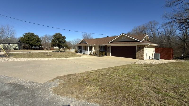 36 Kirkcaldy Dr - Photo 2 of 39