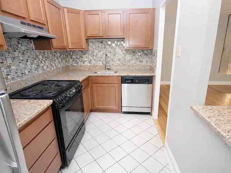 REGENCY COURT APARTMENTS -- 018 - Photo 4 of 24