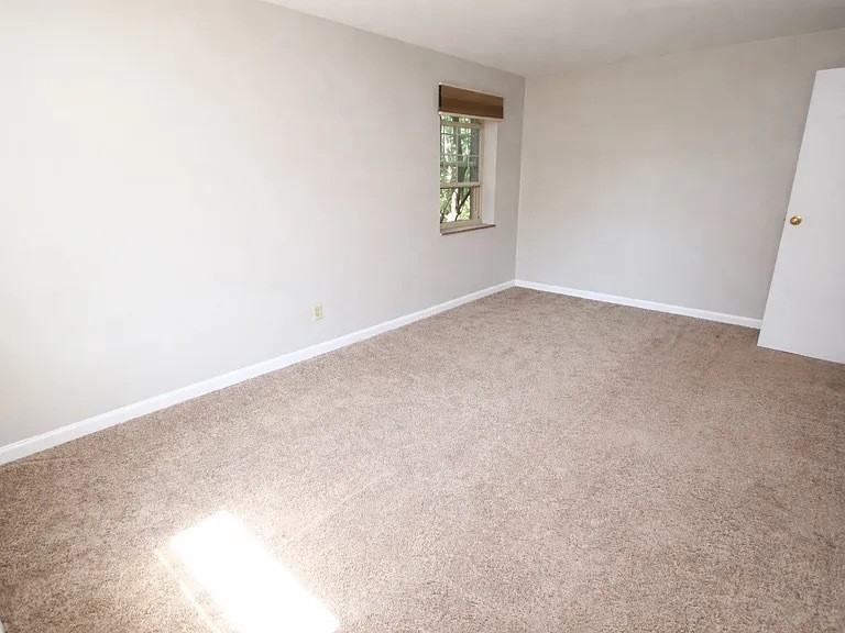 REGENCY COURT APARTMENTS -- 018 - Photo 5 of 24