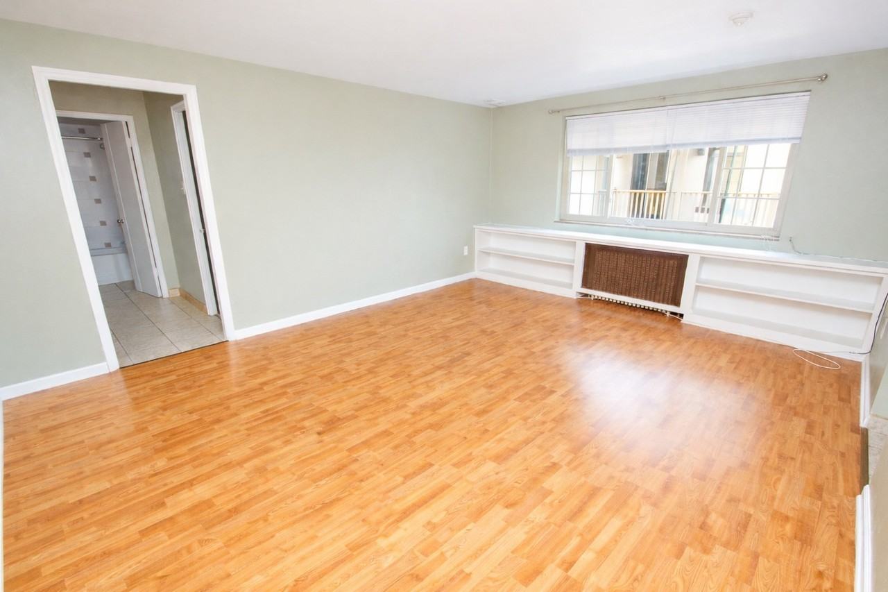 MONTROSE MANOR APARTMENTS -- 023 - Photo 2 of 19