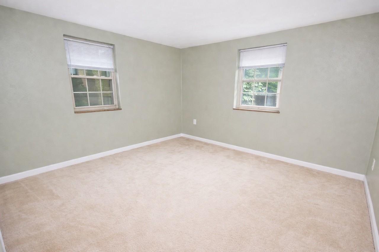 MONTROSE MANOR APARTMENTS -- 023 - Photo 3 of 19