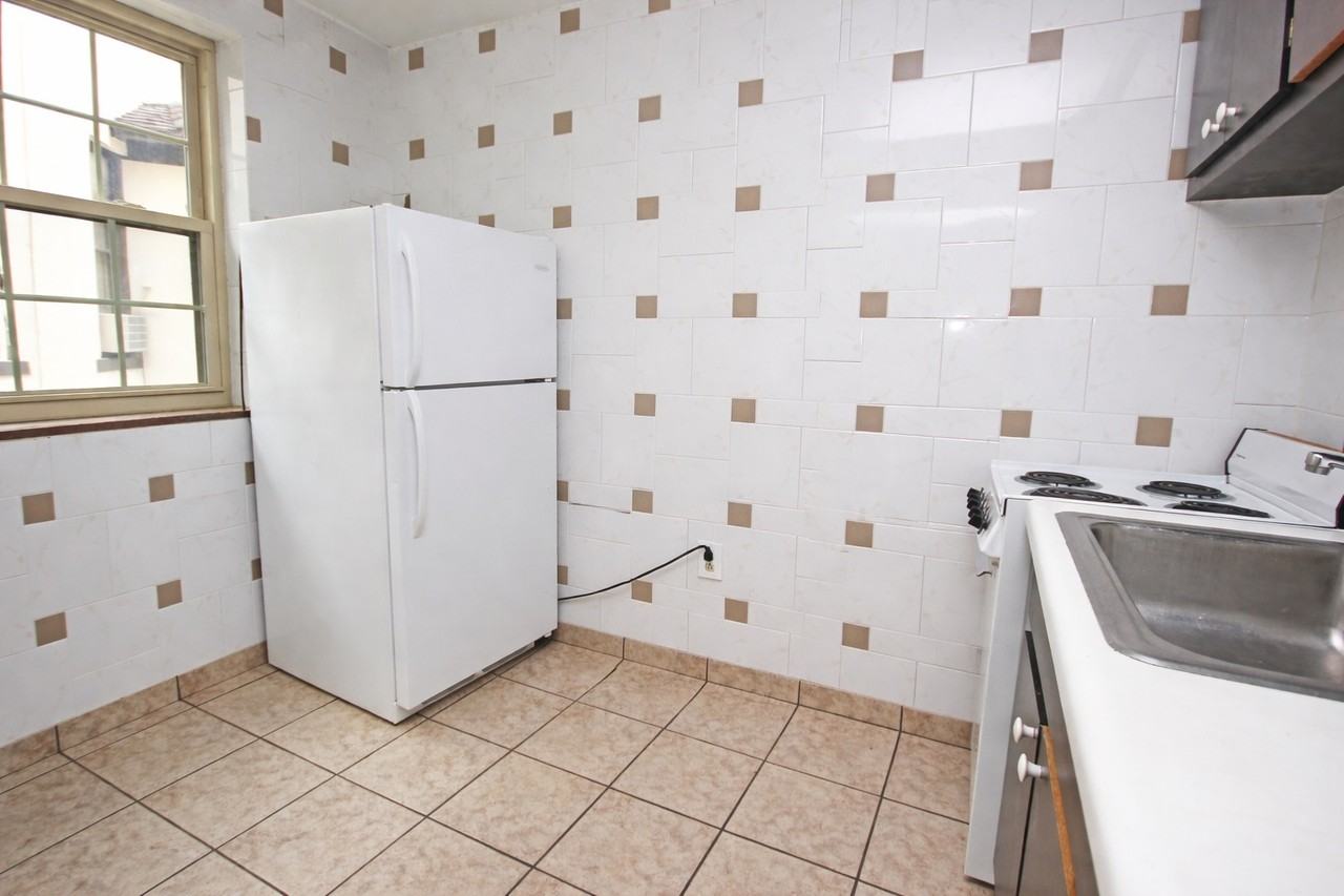 MONTROSE MANOR APARTMENTS -- 023 - Photo 4 of 19