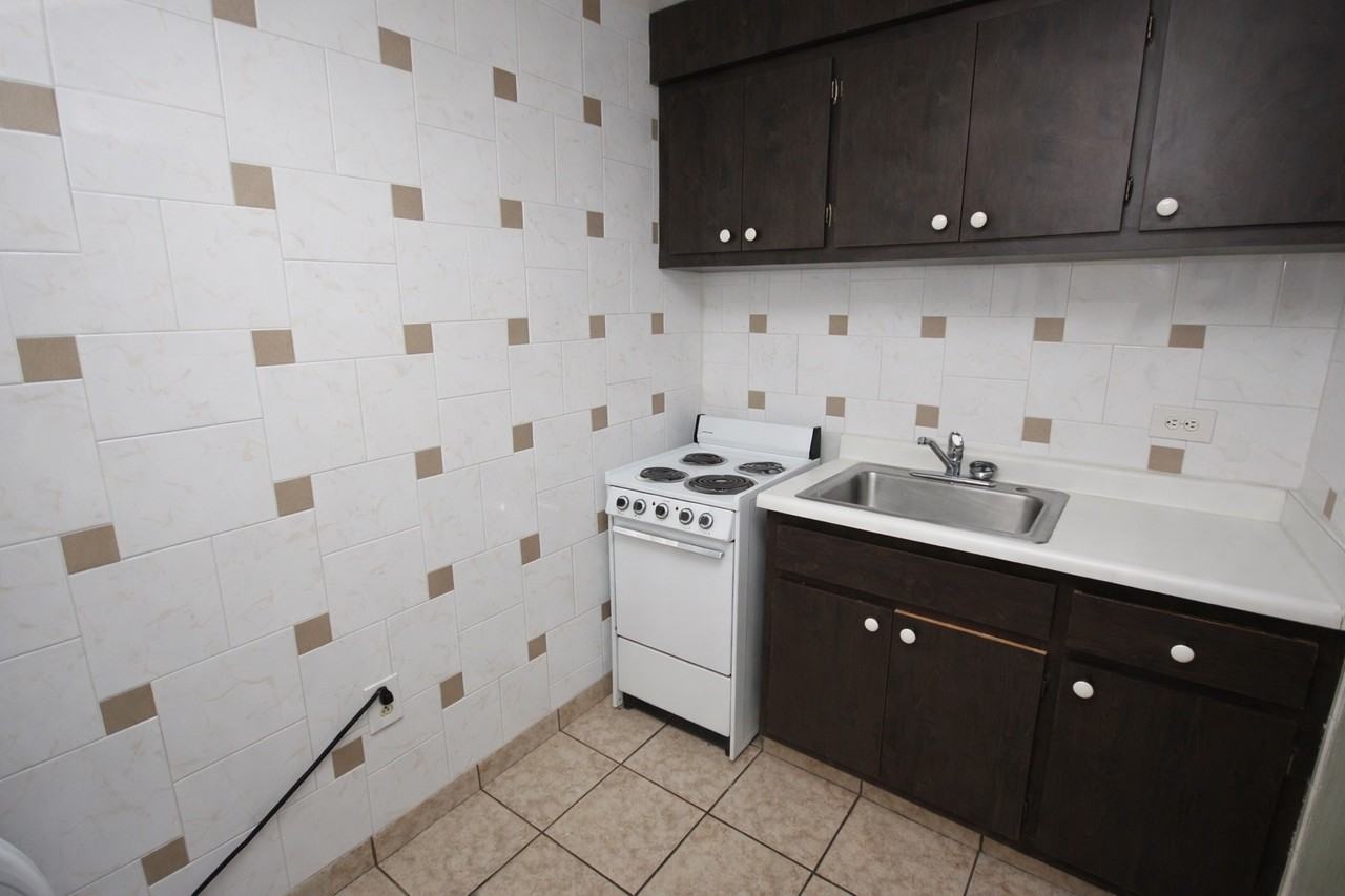 MONTROSE MANOR APARTMENTS -- 023 - Photo 5 of 19