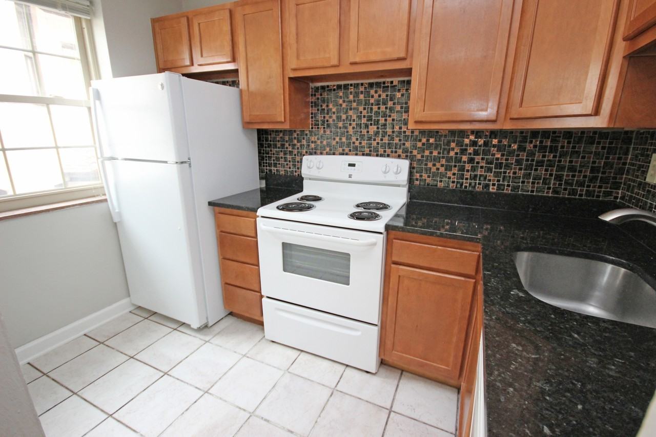 MONTROSE MANOR APARTMENTS -- 023 - Photo 5 of 9