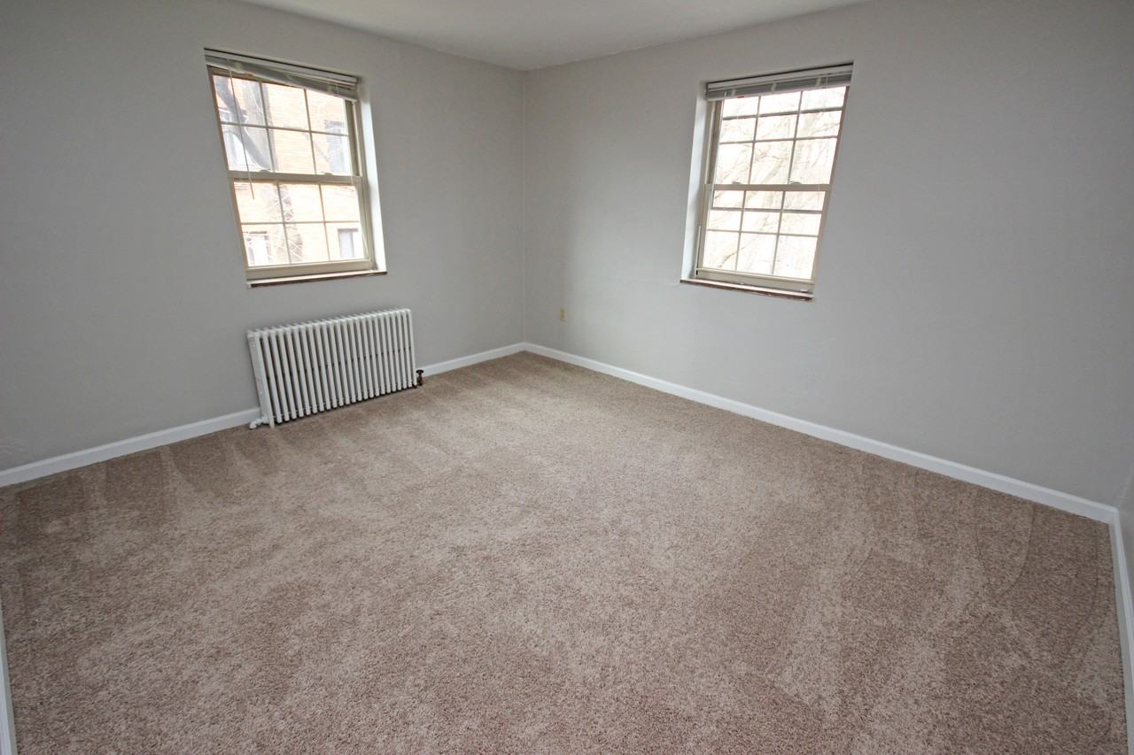 MONTROSE MANOR APARTMENTS -- 023 - Photo 6 of 9