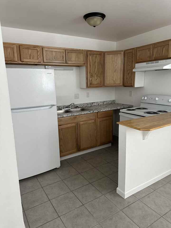 182 East Market Street - Photo 7 of 35