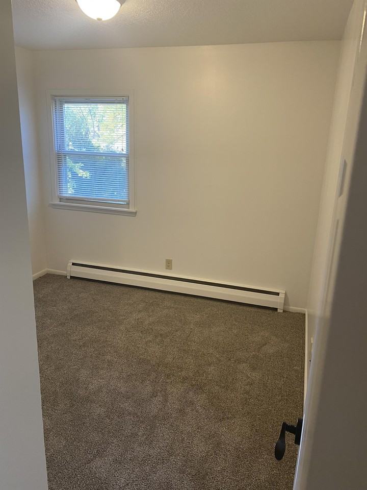 Lakeview Apartments/81st St - Photo 3 of 9