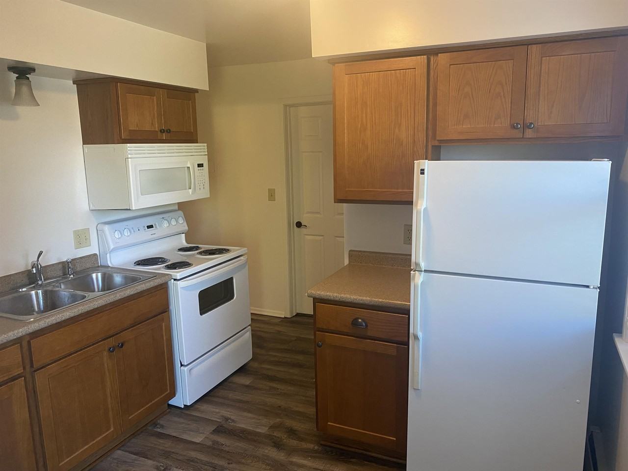 Lakeview Apartments/81st St - Photo 6 of 9