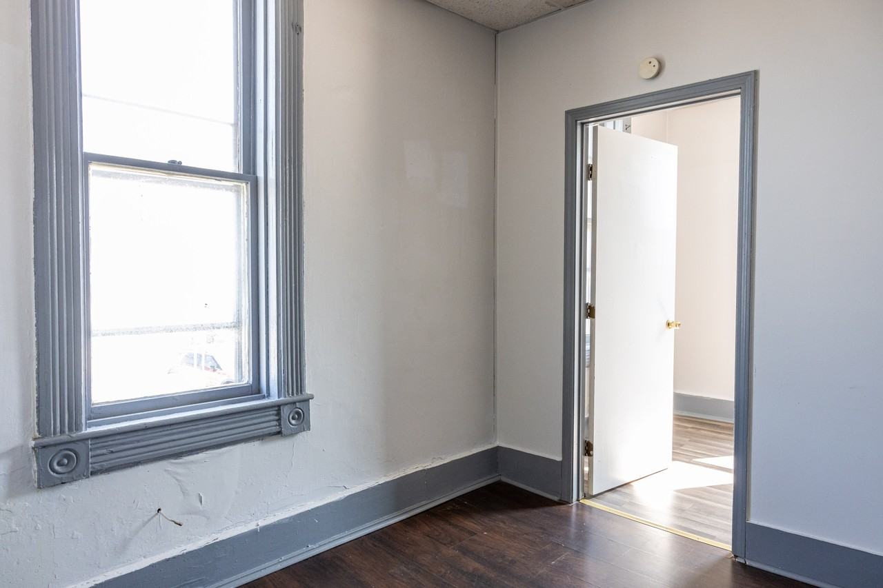 121 East Quincy Street - Photo 3 of 8