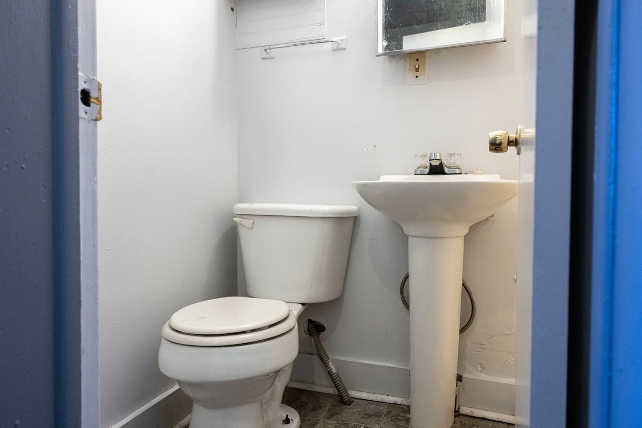 121 East Quincy Street - Photo 6 of 8