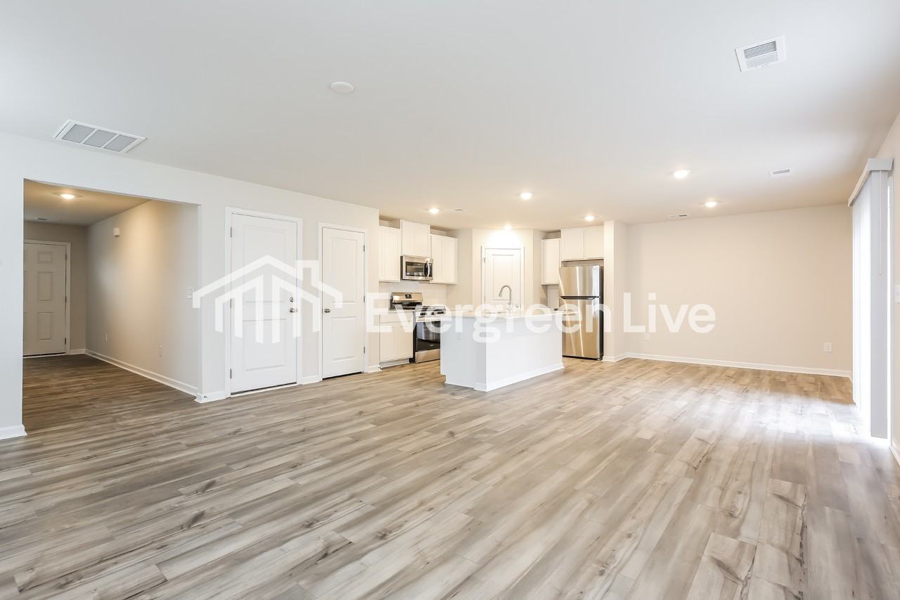 207 Meadow Gate Court - Photo 3 of 15