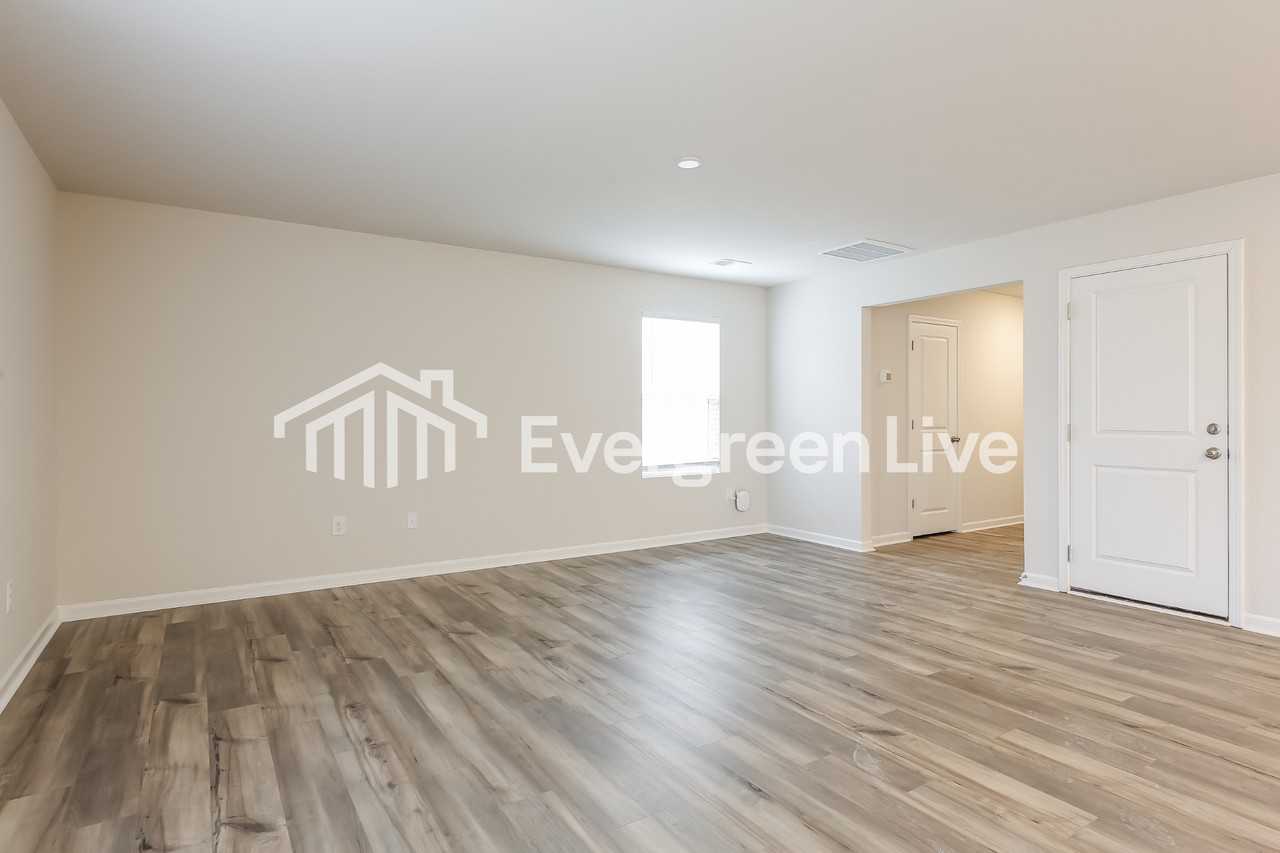 207 Meadow Gate Court - Photo 4 of 15