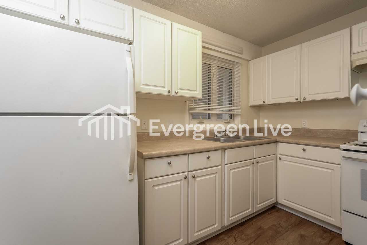 1202 Biltmore Ave - Photo 5 of 15