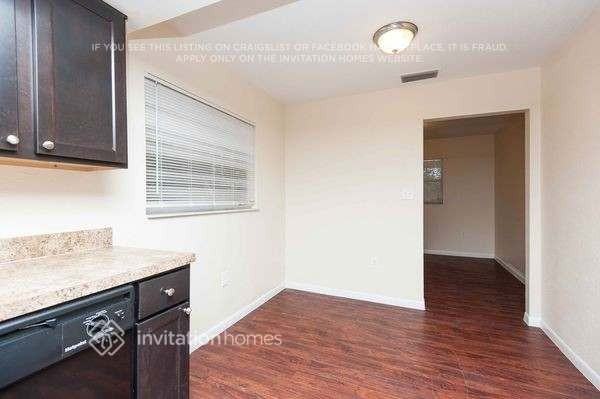 984 Oak Dr - Photo 3 of 11