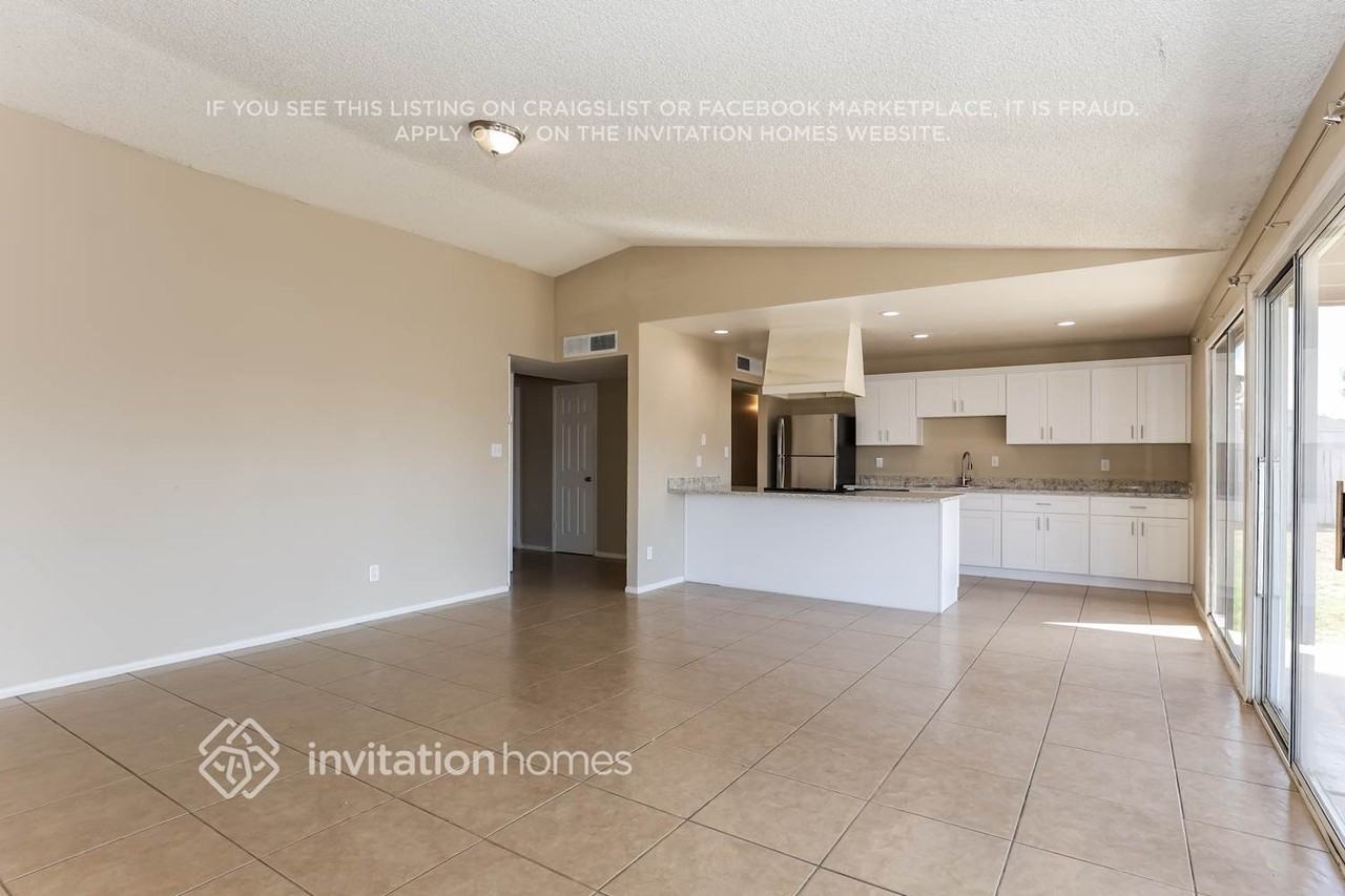 8223 W Hazelwood St - Photo 4 of 17