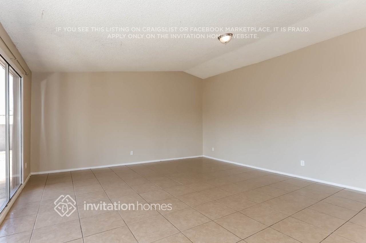 8223 W Hazelwood St - Photo 5 of 17