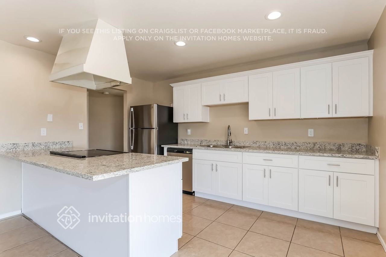 8223 W Hazelwood St - Photo 6 of 17