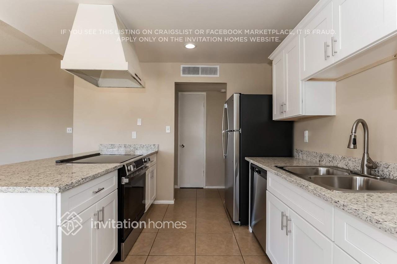 8223 W Hazelwood St - Photo 7 of 17