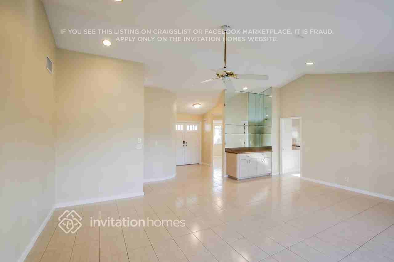 8612 Nw 79th St - Photo 4 of 17