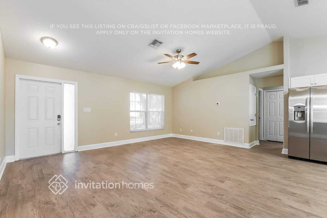 423 Woodview Dr - Photo 3 of 17