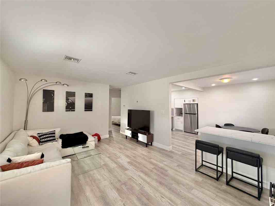 1421 Nw 2nd Ave - Photo 2 of 9