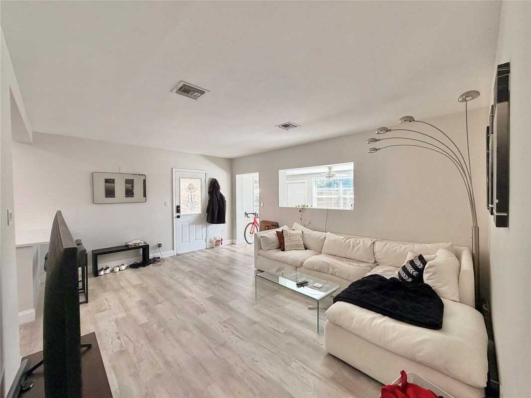 1421 Nw 2nd Ave - Photo 7 of 9