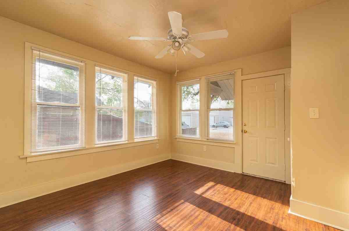 709 E Houston St - Photo 2 of 12