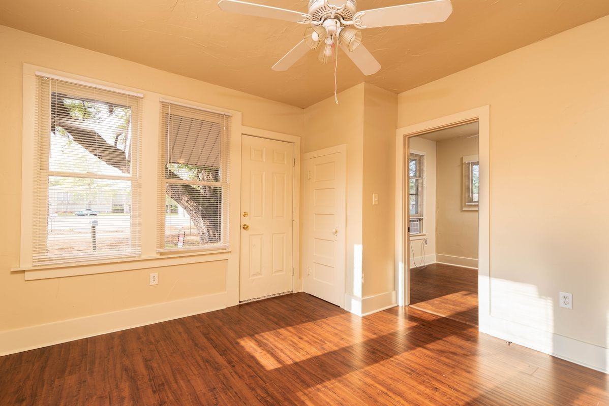 709 E Houston St - Photo 3 of 12