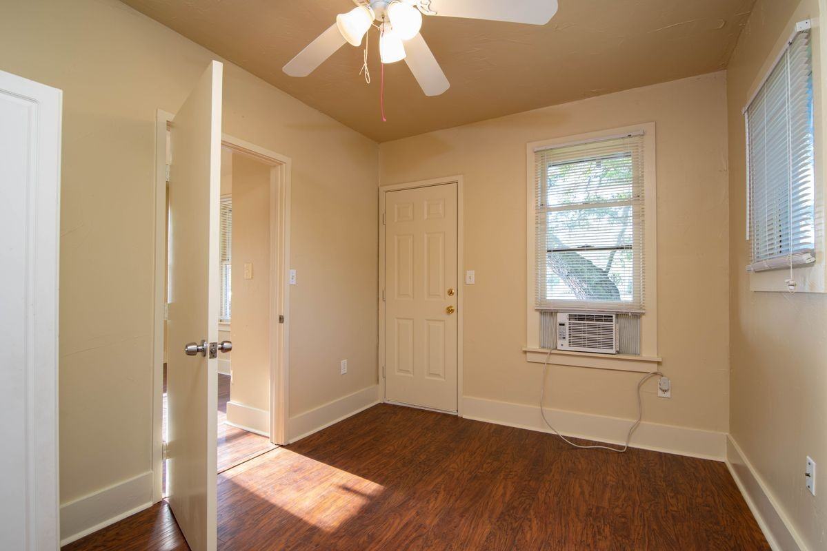 709 E Houston St - Photo 4 of 12