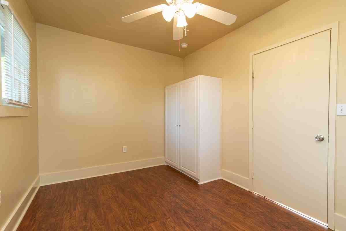 709 E Houston St - Photo 5 of 12