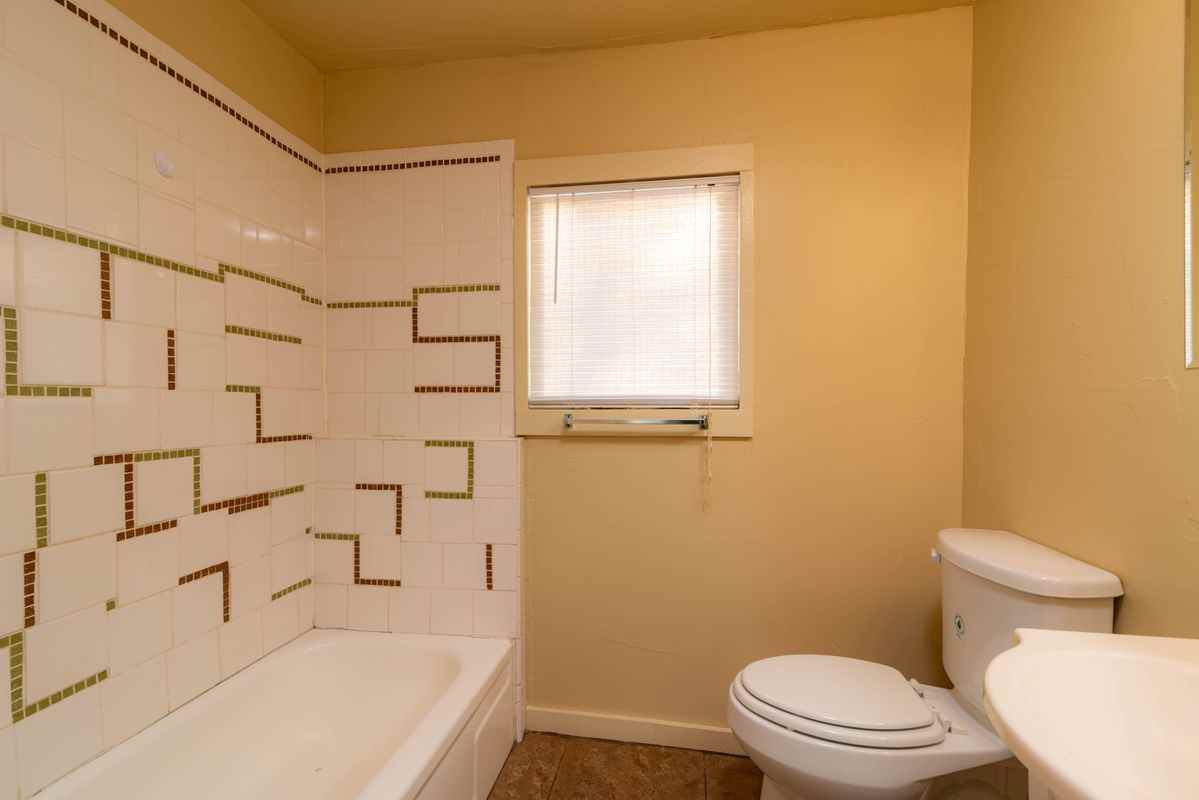 709 E Houston St - Photo 6 of 12