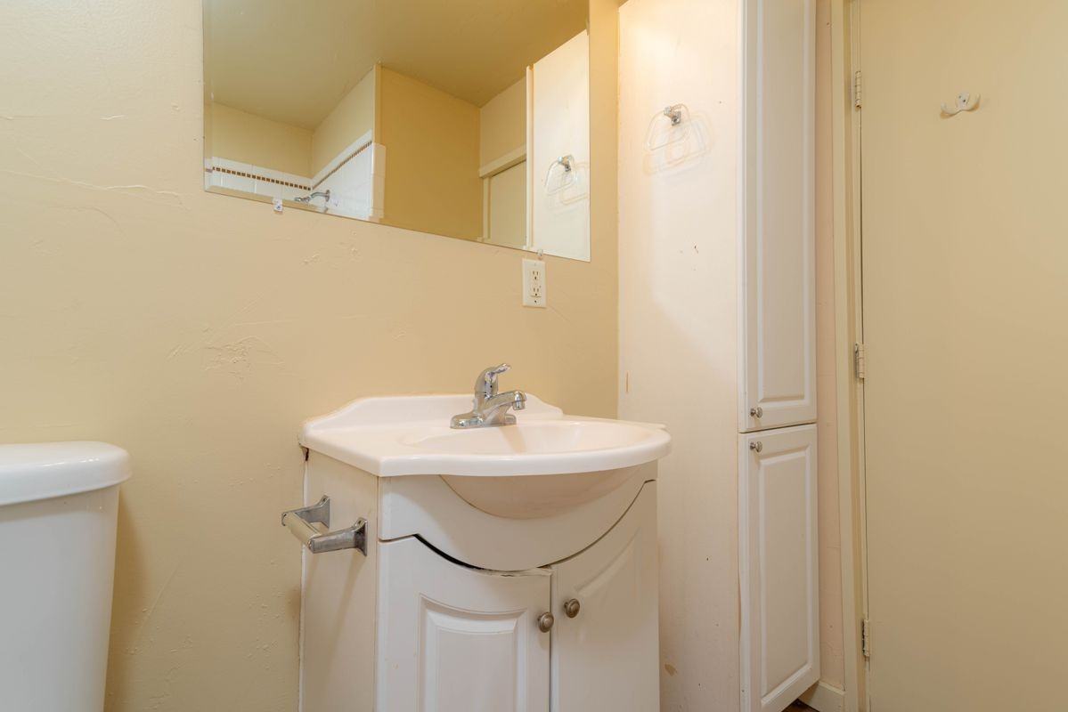 709 E Houston St - Photo 7 of 12