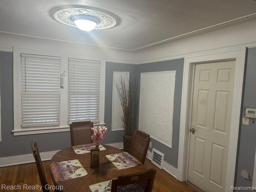 21662 Bennett St - Photo 2 of 9